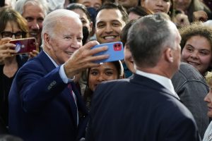 Biden closes the election with a big roll of the dice